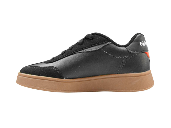 Tenis Nautica Lark JR color negro con suela café y detalles en rojo y amarillo.
