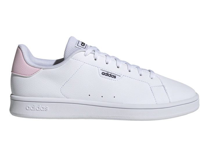Tenis Adidas Urban Court en color blanco con detalles en rosa claro en el talón y suela blanca.