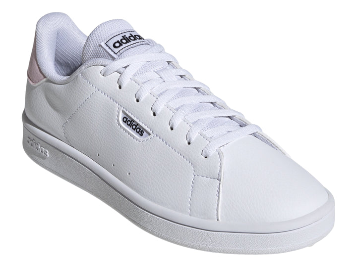 Tenis Adidas Urban Court en color blanco con detalles en rosa claro en el talón y suela blanca.