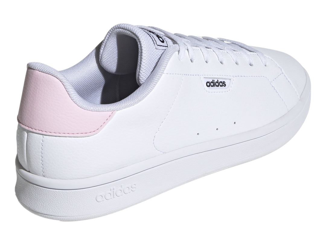 Tenis Adidas Urban Court en color blanco con detalles en rosa claro en el talón y suela blanca.