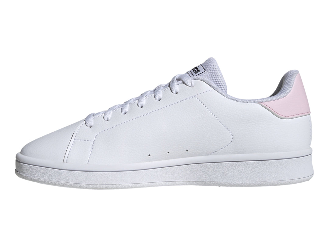 Tenis Adidas Urban Court en color blanco con detalles en rosa claro en el talón y suela blanca.