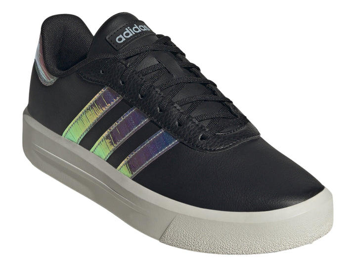 Tenis Adidas Court Platform en color negro con franjas laterales iridiscentes y suela blanca ancha.