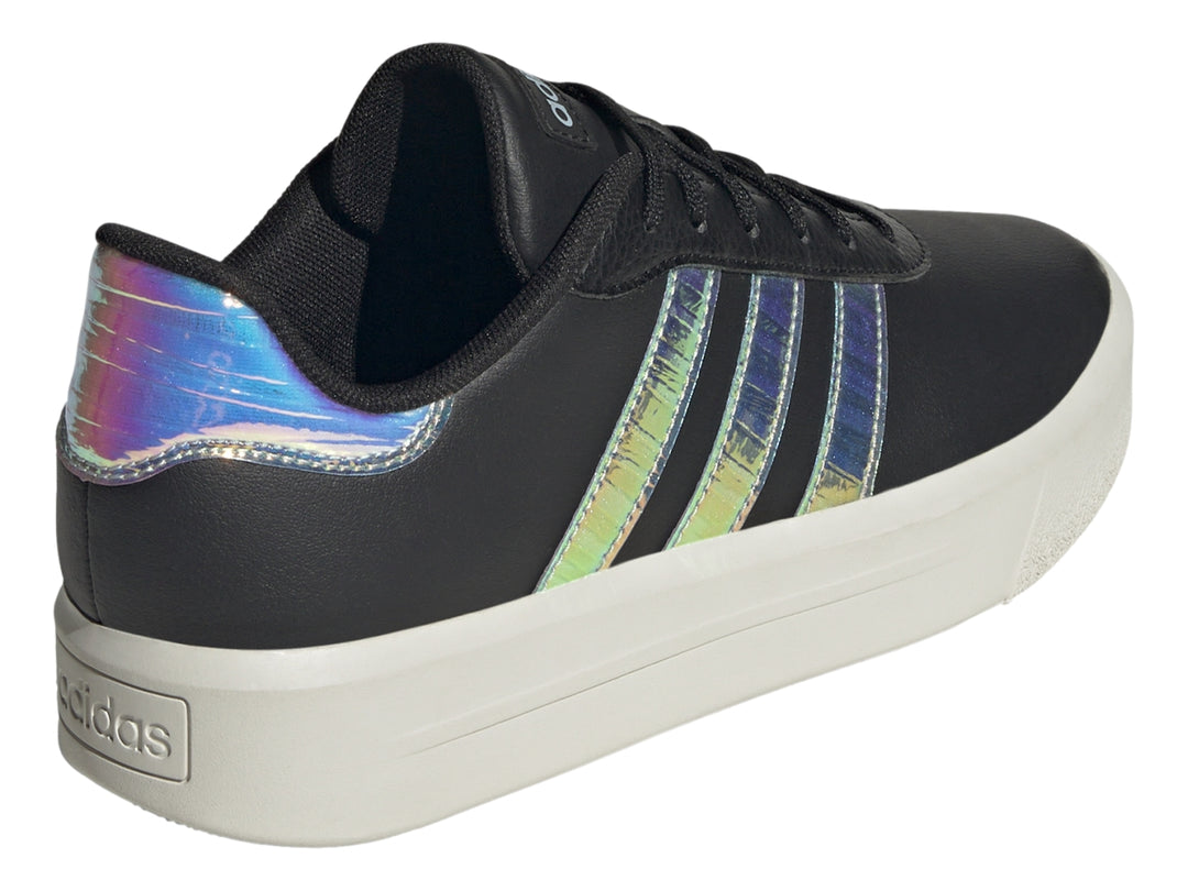 Tenis Adidas Court Platform en color negro con franjas laterales iridiscentes y suela blanca ancha.