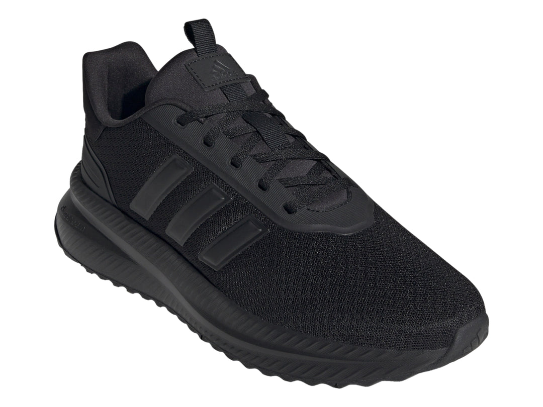 Tenis deportivos Adidas en color negro total, vista lateral.