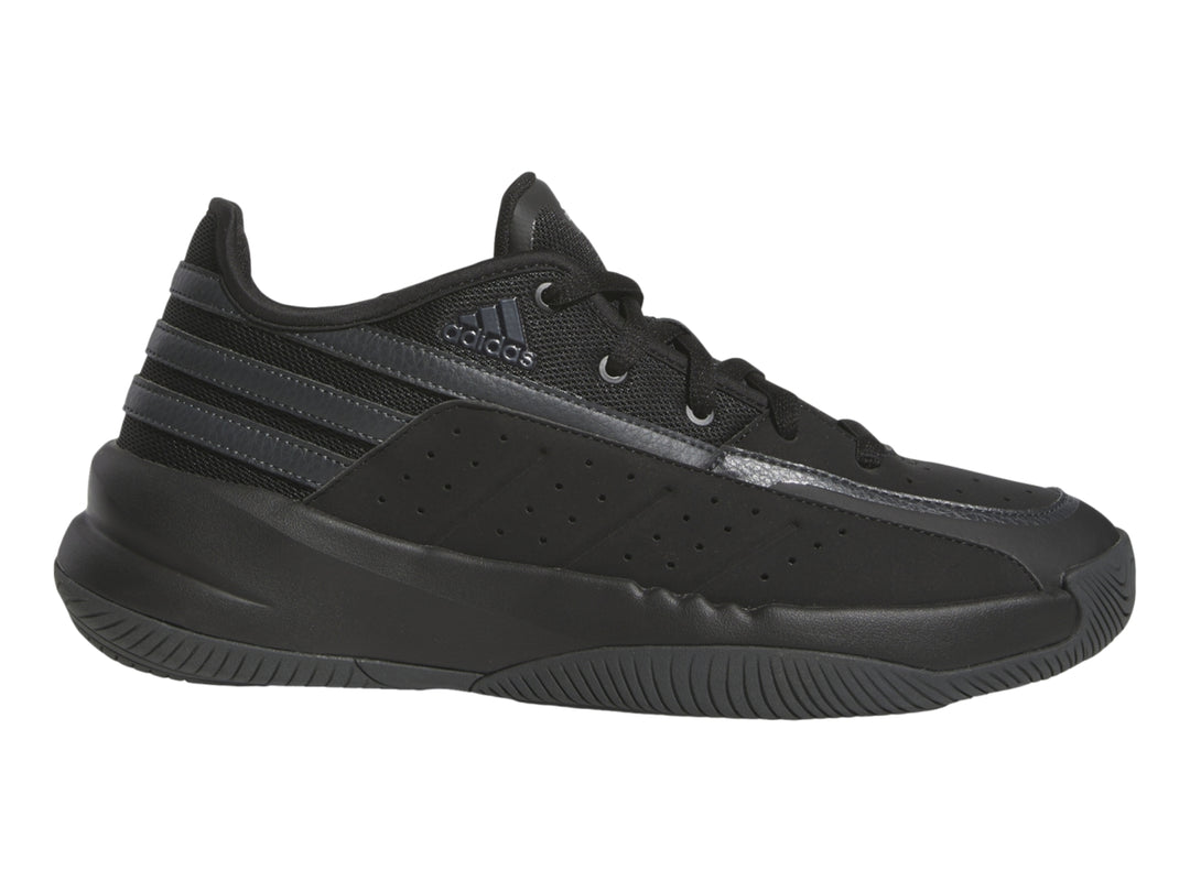 Tenis deportivos Adidas color negro con suela plana y detalles en textil.