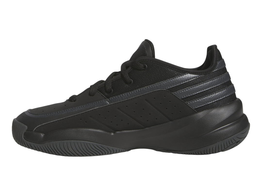 Tenis deportivos Adidas color negro con suela plana y detalles en textil.