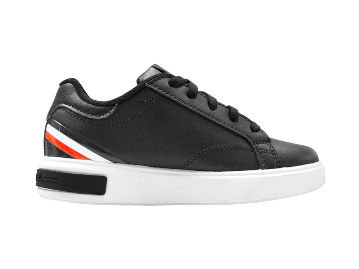 Tenis deportivos infantiles marca Nautica en color negro con suela blanca y detalle de franjas rojas y blancas laterales.