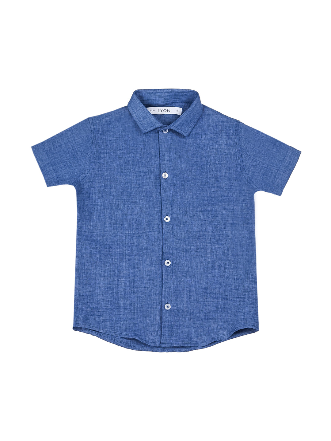 Camisa azul de manga corta para niño con cuello y botones frontales.
