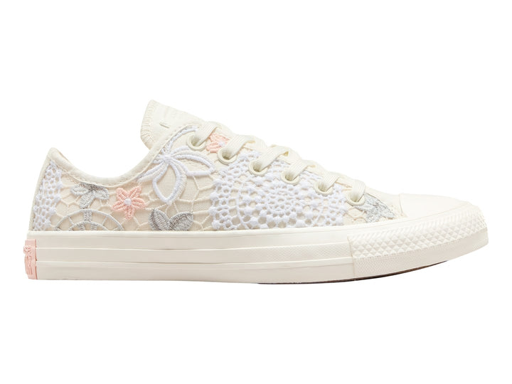 Tenis Converse Chuck Taylor All Star color blanco con detalles de encaje, bordados de mariposas y flores en tonos durazno.