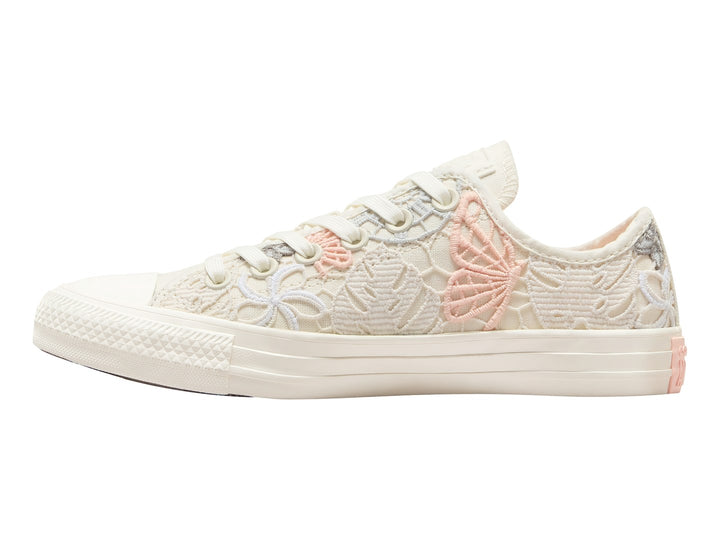 Tenis Converse Chuck Taylor All Star color blanco con detalles de encaje, bordados de mariposas y flores en tonos durazno.