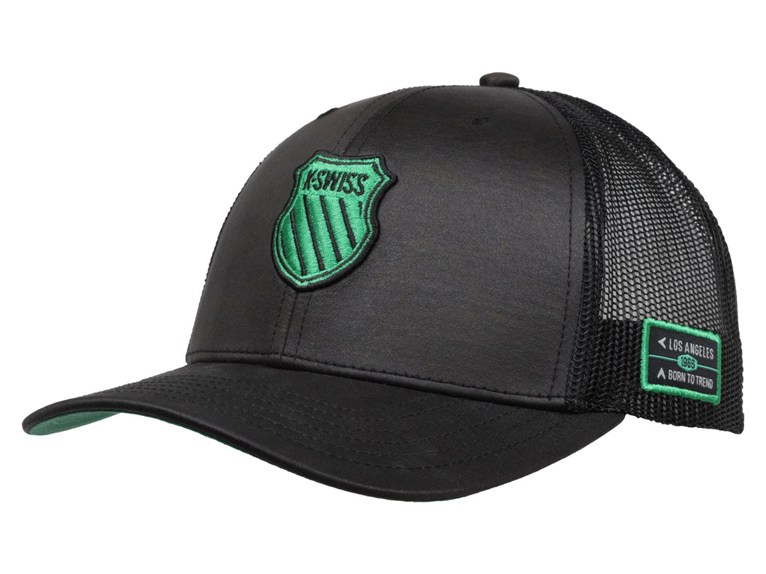 Gorra K-Swiss color negro con panel frontal sólido, malla trasera y detalles en verde.