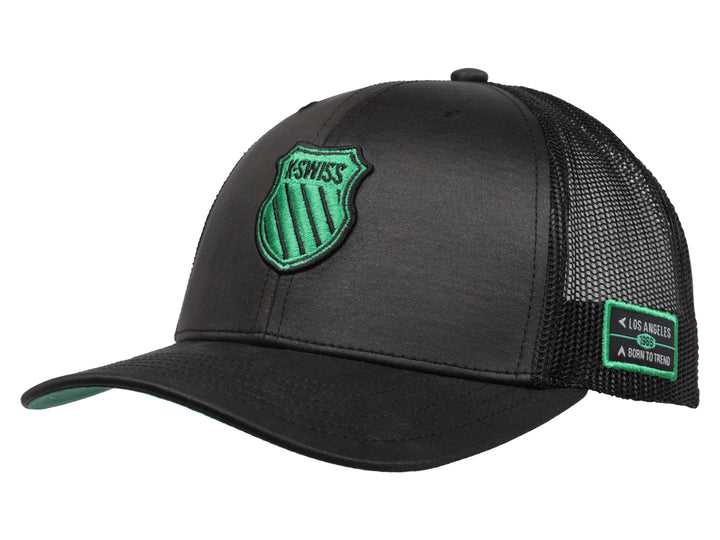 Gorra K-Swiss color negro con panel frontal sólido, malla trasera y detalles en verde.