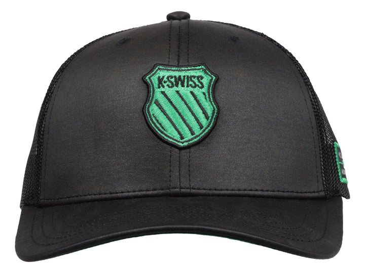 Gorra K-Swiss color negro con panel frontal sólido, malla trasera y detalles en verde.