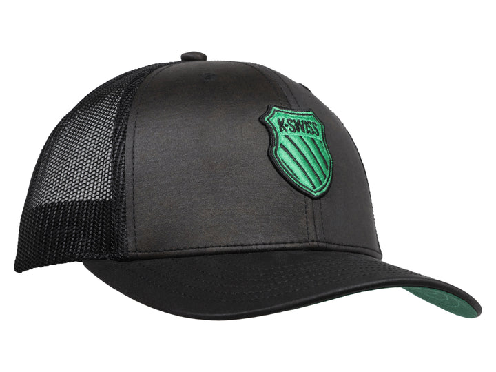 Gorra K-Swiss color negro con panel frontal sólido, malla trasera y detalles en verde.