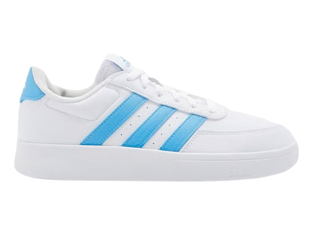 Tenis Adidas blancos con tres franjas laterales en color azul claro y suela blanca.