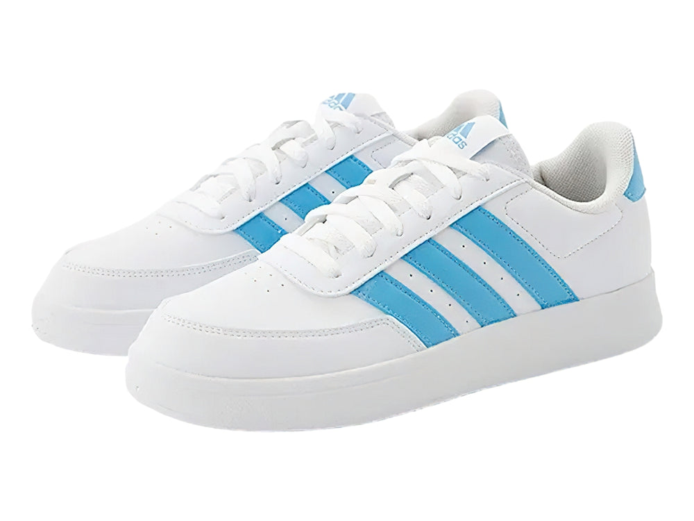 Tenis Adidas blancos con tres franjas laterales en color azul claro y suela blanca.