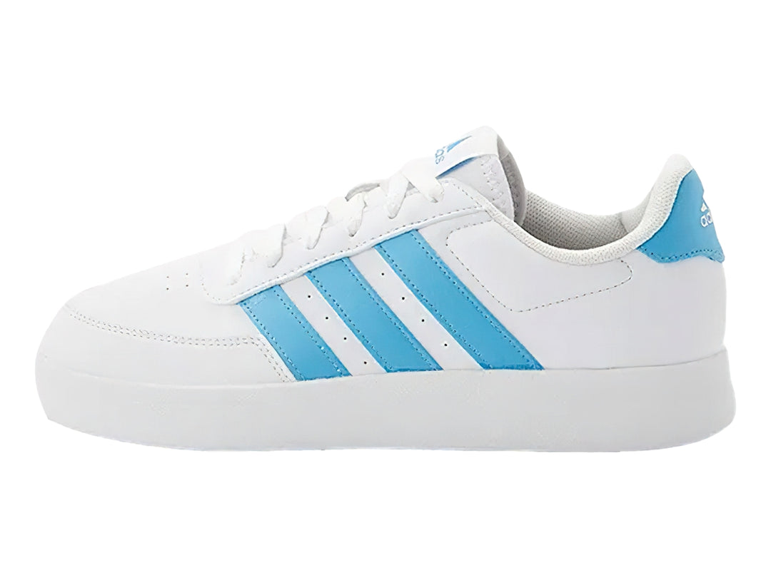 Tenis Adidas blancos con tres franjas laterales en color azul claro y suela blanca.