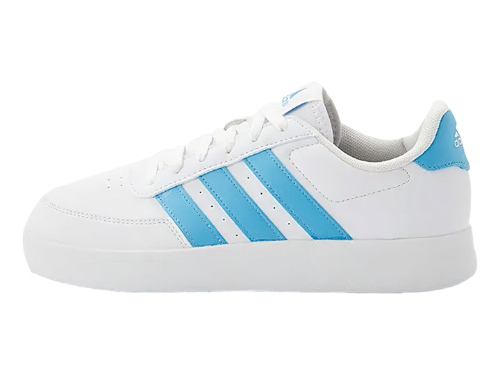 Tenis Adidas blancos con tres franjas laterales en color azul claro y suela blanca.