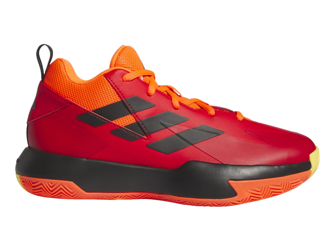 Tenis de baloncesto Adidas en color rojo con detalles en negro y naranja, vista lateral.