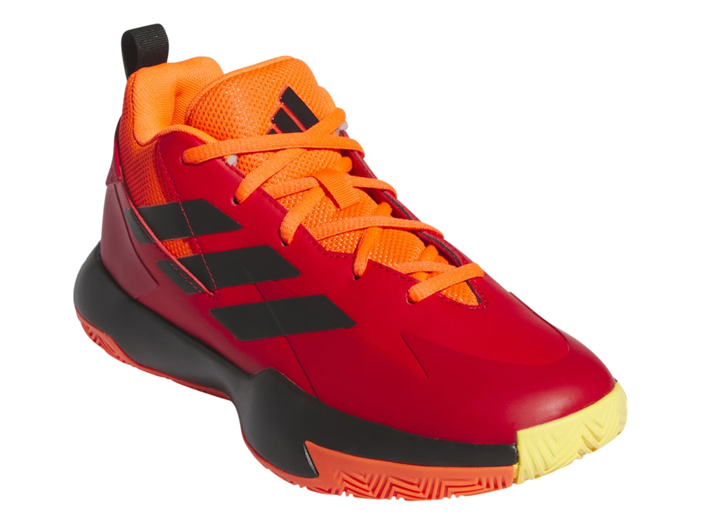 Tenis de baloncesto Adidas en color rojo con detalles en negro y naranja, vista lateral.