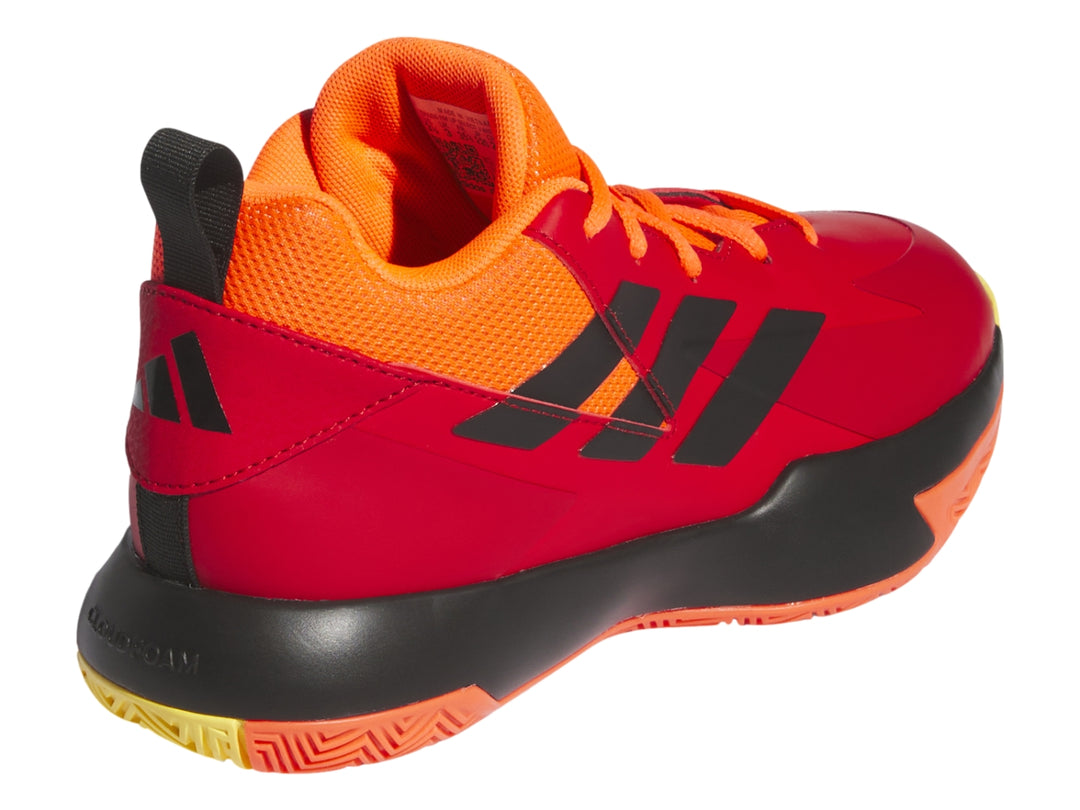 Tenis de baloncesto Adidas en color rojo con detalles en negro y naranja, vista lateral.