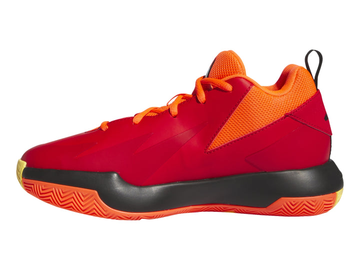 Tenis de baloncesto Adidas en color rojo con detalles en negro y naranja, vista lateral.