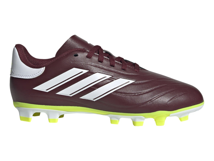 Zapato de fútbol Adidas color rojo con tres franjas blancas y suela amarilla brillante.