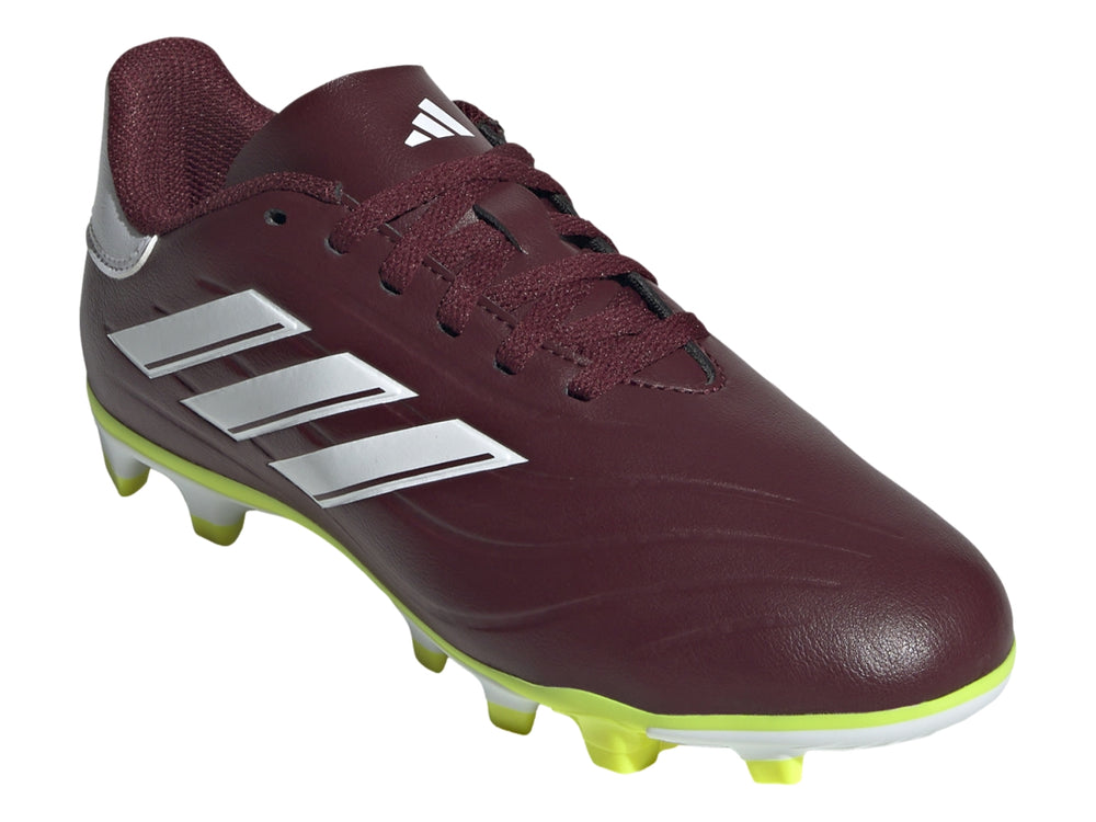 Zapato de fútbol Adidas color rojo con tres franjas blancas y suela amarilla brillante.