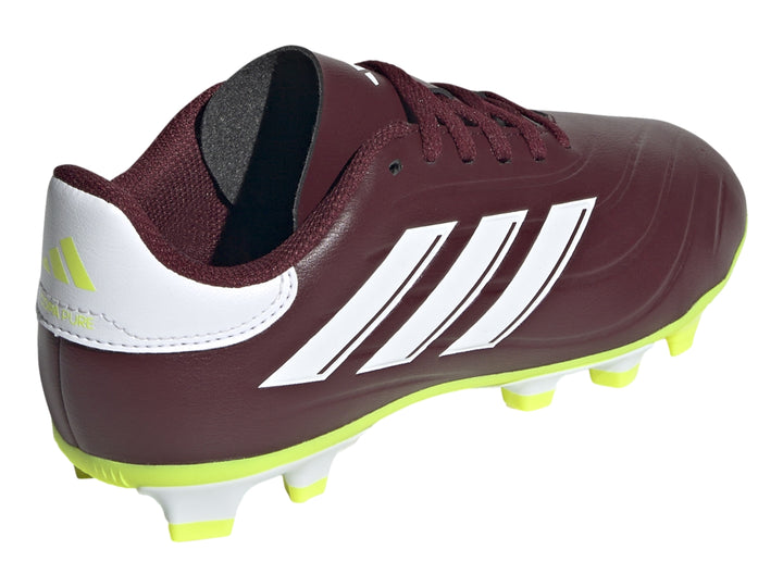 Zapato de fútbol Adidas color rojo con tres franjas blancas y suela amarilla brillante.