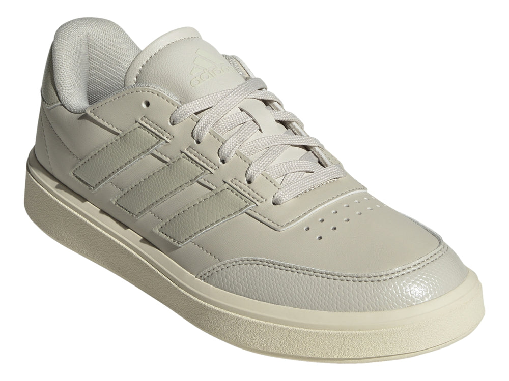 Tenis Adidas Courtblock color gris claro con franjas laterales y suela blanca.