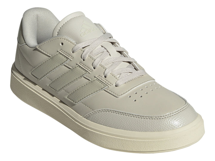 Tenis Adidas Courtblock color gris claro con franjas laterales y suela blanca.