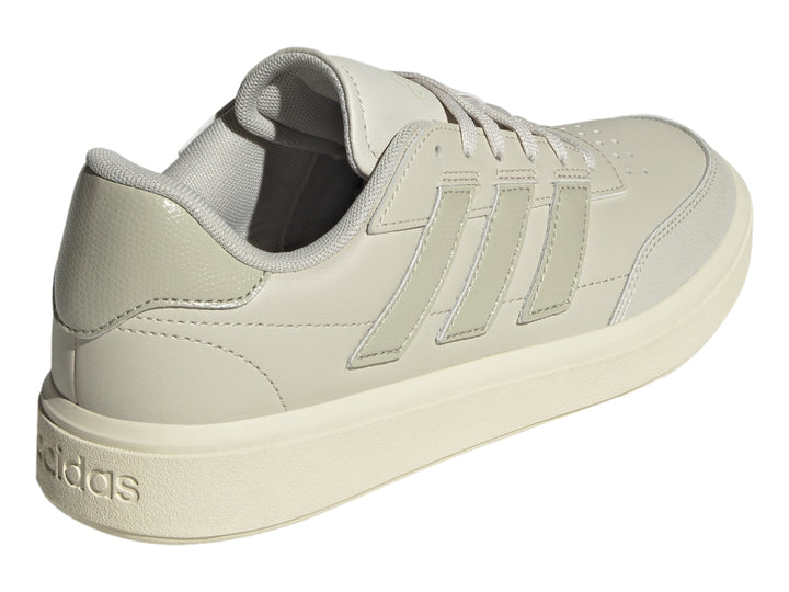 Tenis Adidas Courtblock color gris claro con franjas laterales y suela blanca.