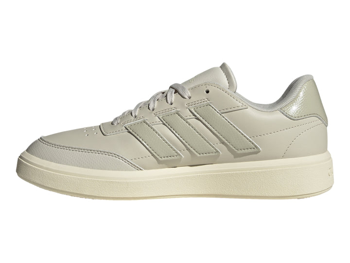 Tenis Adidas Courtblock color gris claro con franjas laterales y suela blanca.