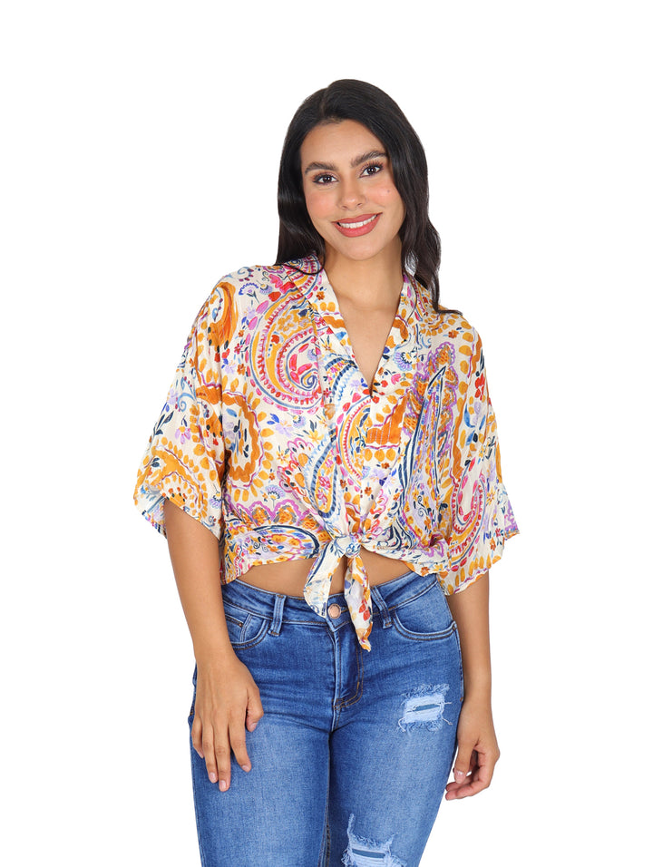 Blusa multicolor con estampado paisley y nudo en la cintura.