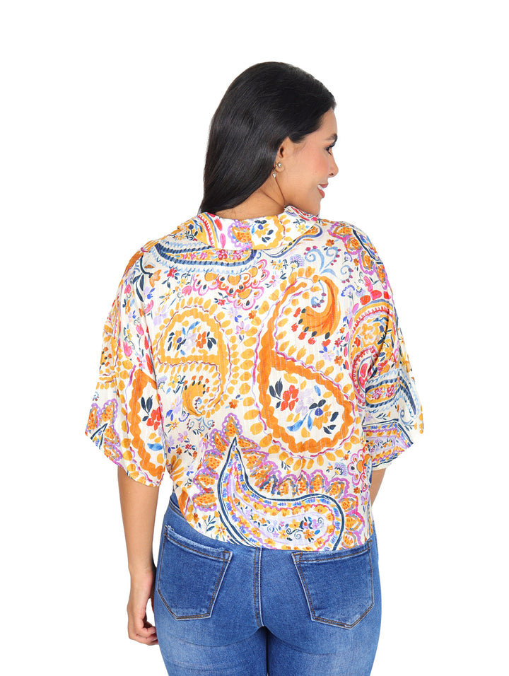Blusa multicolor con estampado paisley y nudo en la cintura.