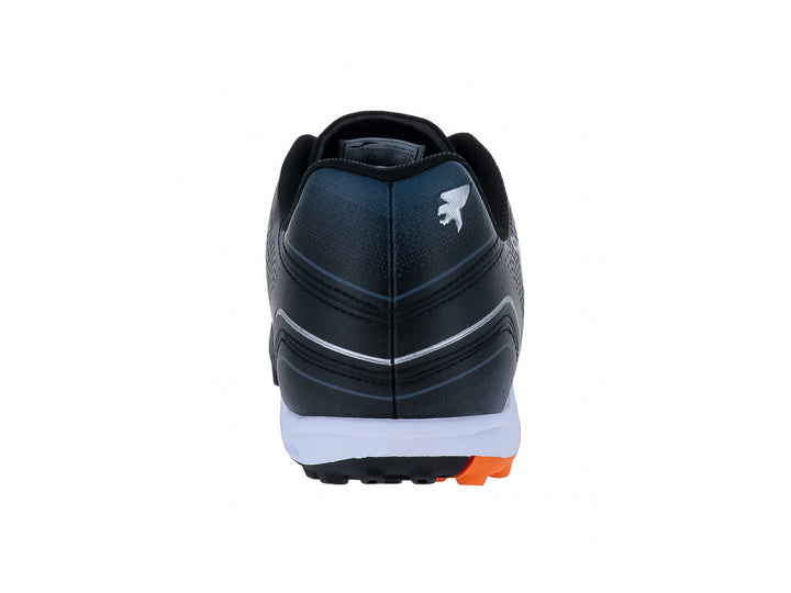 Zapato de fútbol Joma Toledo JR color negro con detalles en naranja y blanco y suela para césped artificial.