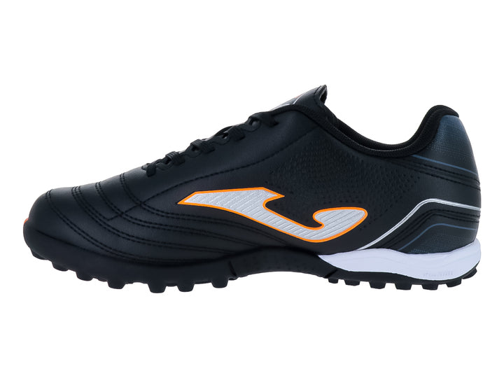 Zapato de fútbol Joma Toledo JR color negro con detalles en naranja y blanco y suela para césped artificial.