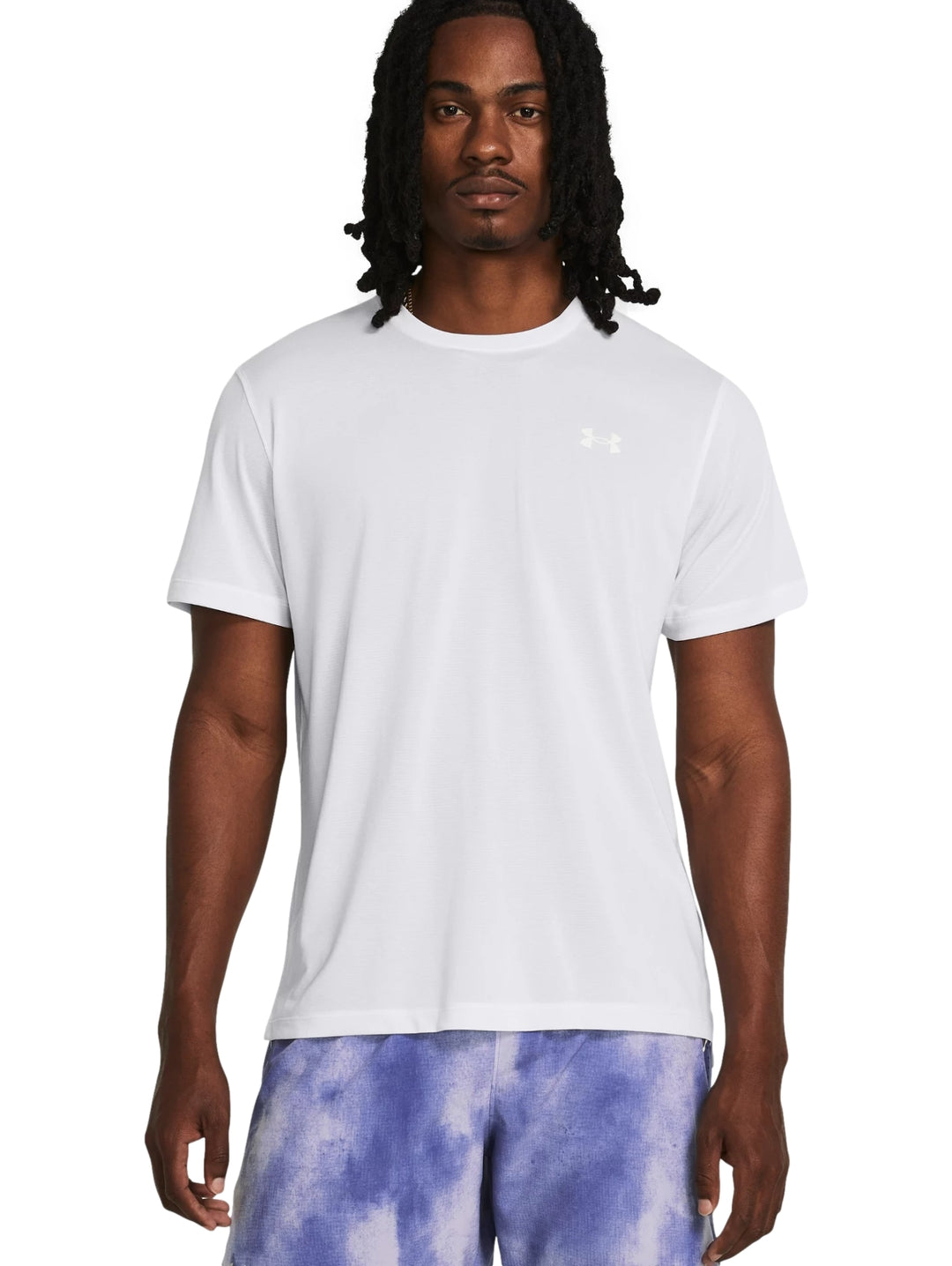 Hombre vistiendo una playera deportiva de manga corta color blanco de la marca Under Armour.