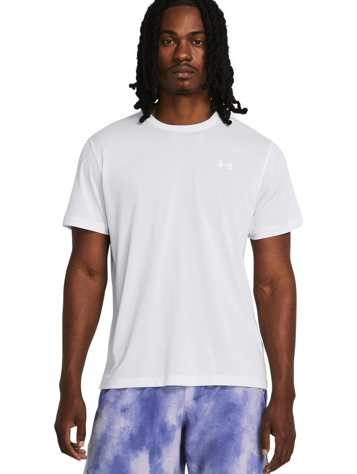Hombre vistiendo una playera deportiva de manga corta color blanco de la marca Under Armour.