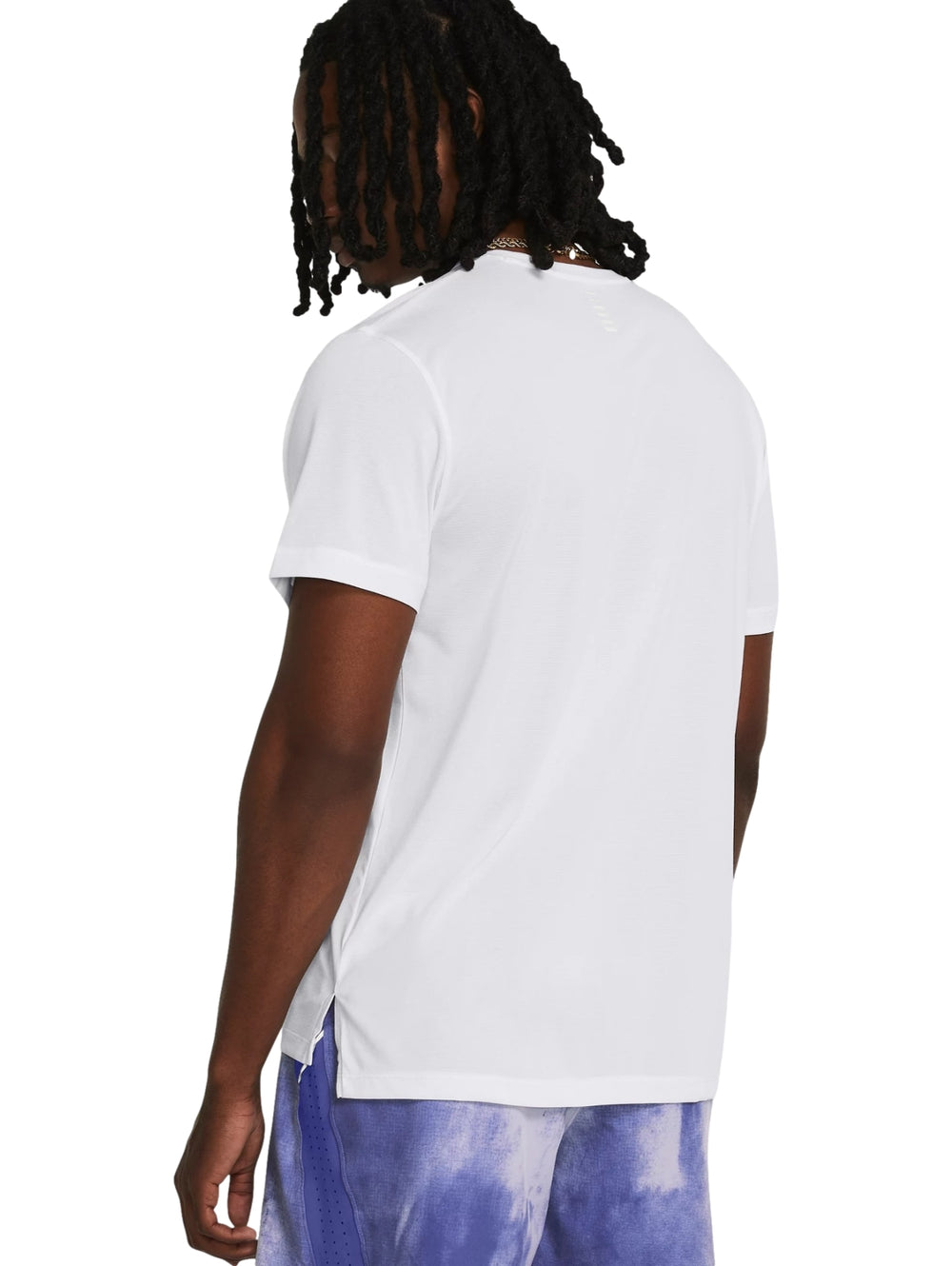Hombre vistiendo una playera deportiva de manga corta color blanco de la marca Under Armour.