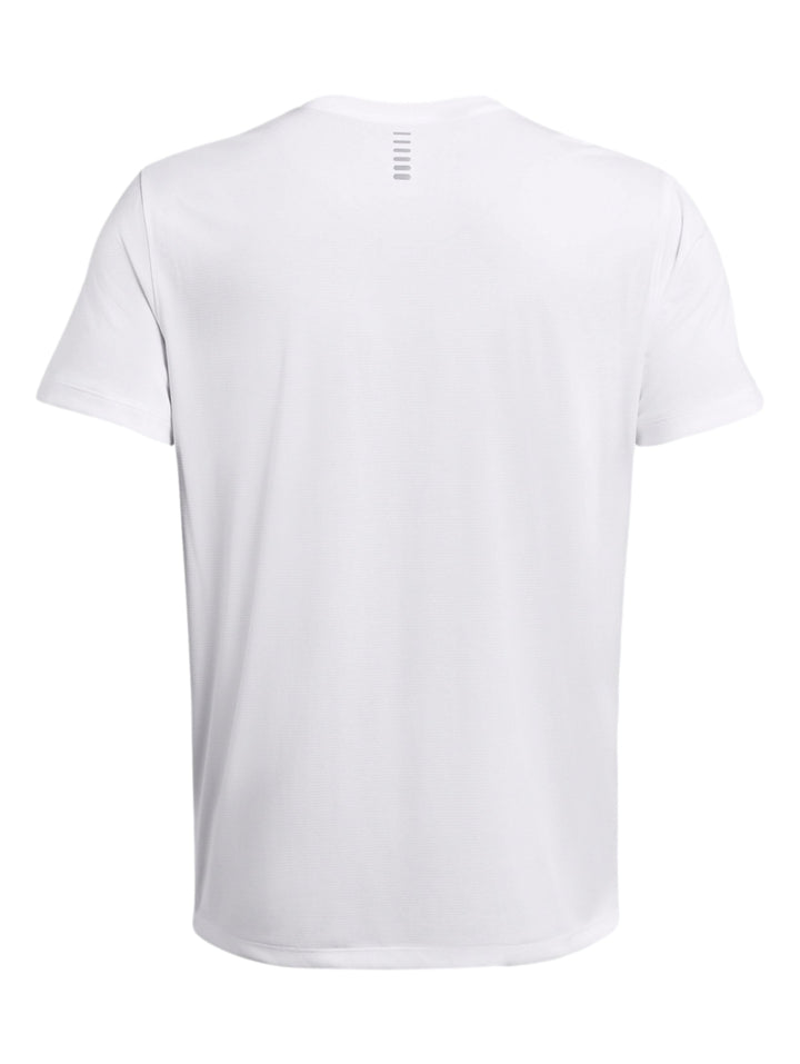 Hombre vistiendo una playera deportiva de manga corta color blanco de la marca Under Armour.