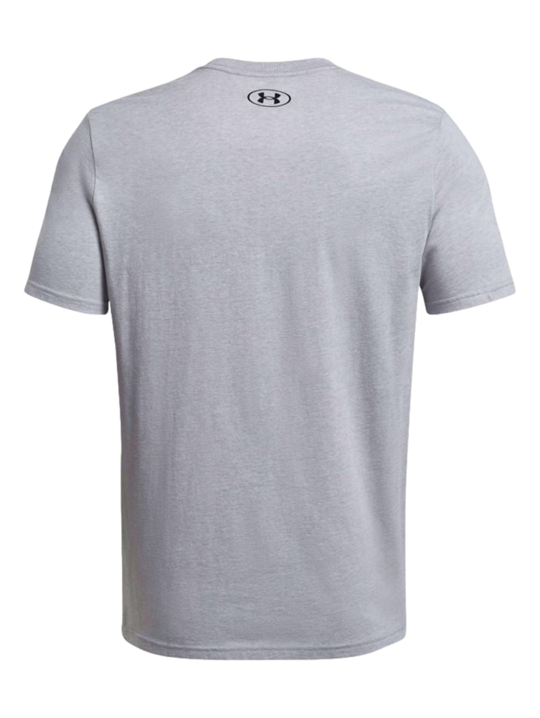 Hombre vistiendo una playera deportiva de color gris con el logotipo de Under Armour en negro en el pecho.