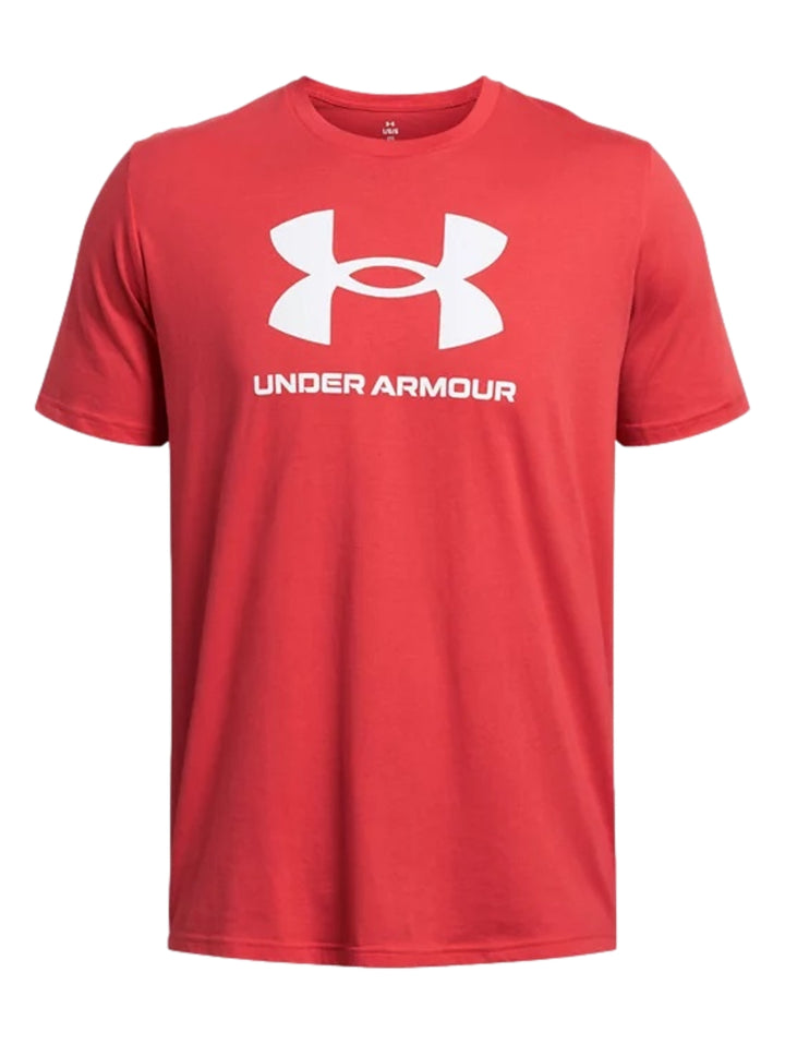 Hombre vistiendo una playera deportiva Under Armour de color rojo con logotipo blanco en el pecho.