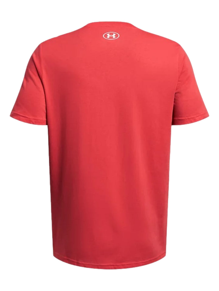 Hombre vistiendo una playera deportiva Under Armour de color rojo con logotipo blanco en el pecho.