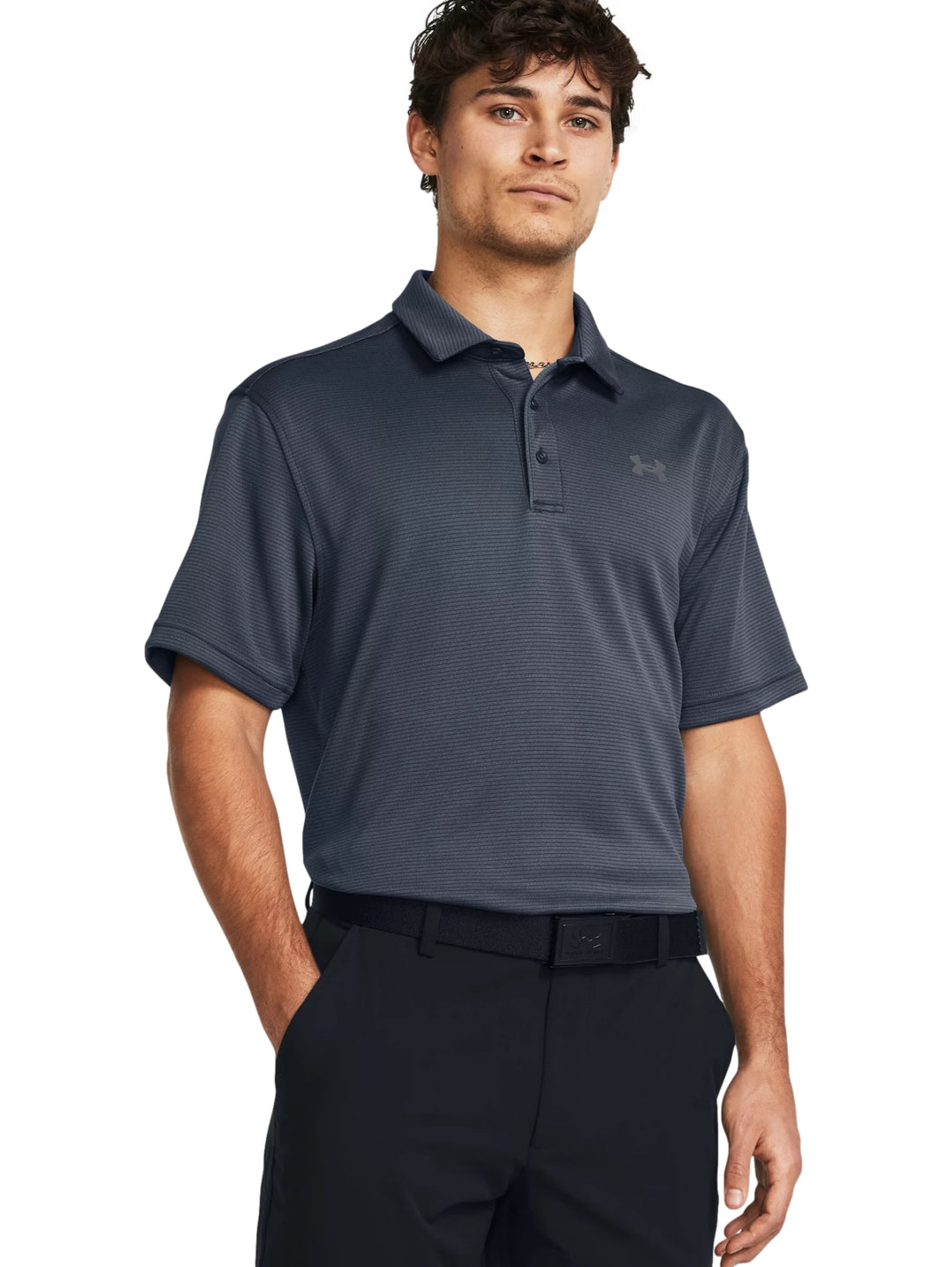 Hombre vistiendo polo deportivo Under Armour de color gris oscuro con cuello y manga corta.