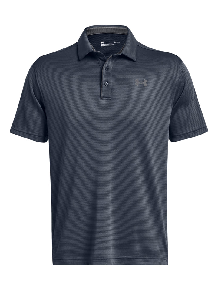 Hombre vistiendo polo deportivo Under Armour de color gris oscuro con cuello y manga corta.