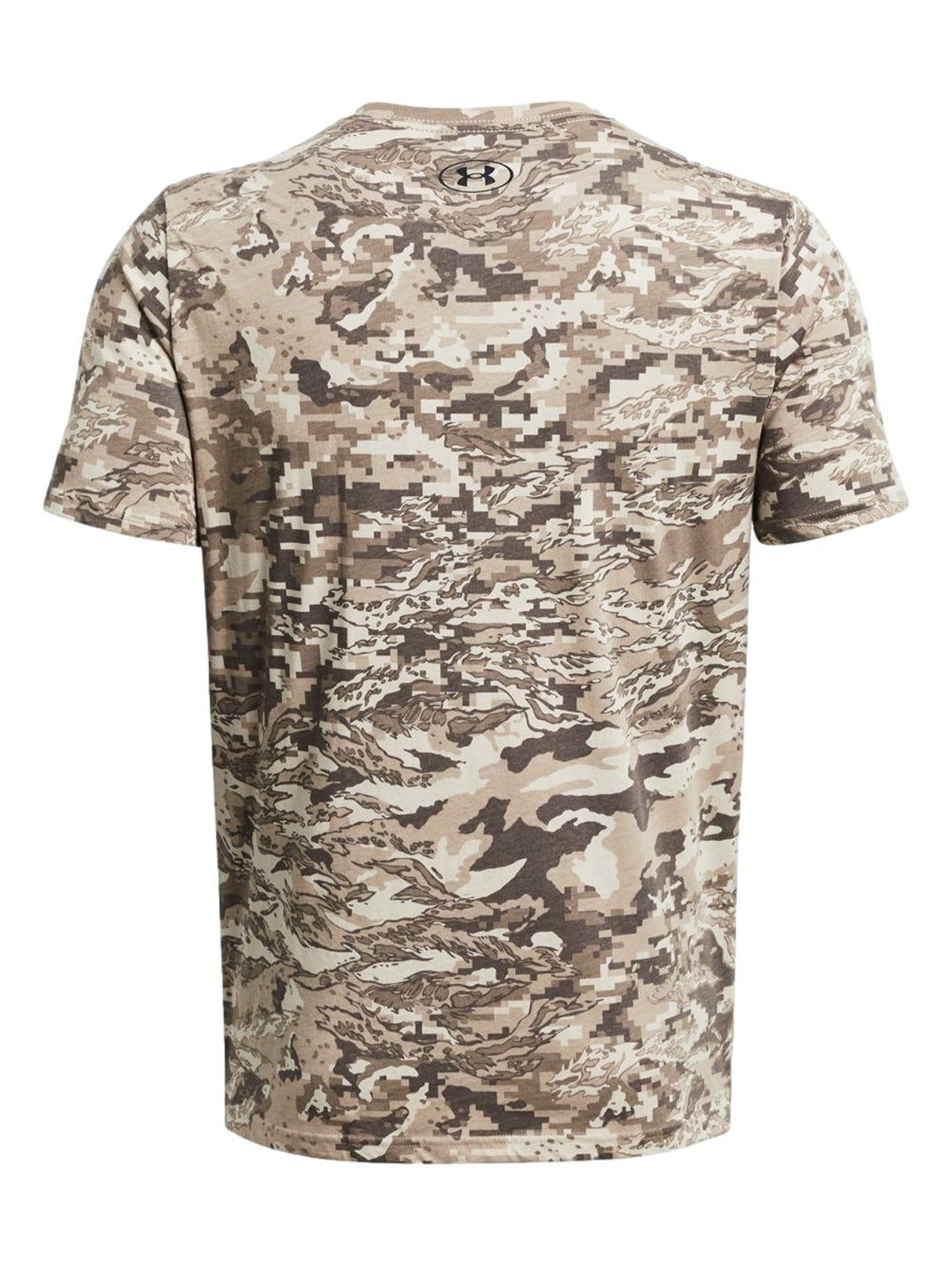 Hombre vistiendo camiseta Under Armour de manga corta con estampado de camuflaje en tonos marrón y beige.