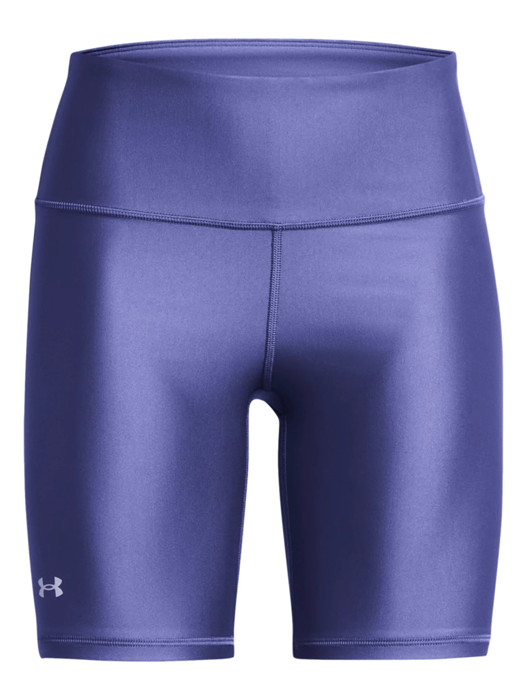 Mujer vistiendo mallas deportivas cortas Under Armour en color morado brillante con cintura alta.