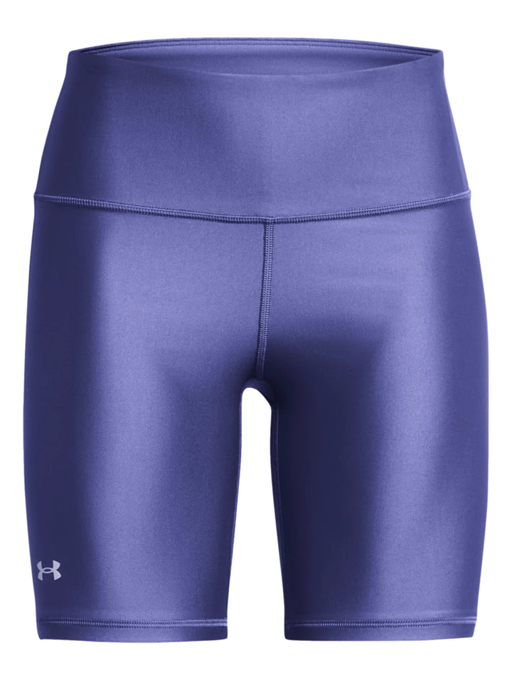 Mujer vistiendo mallas deportivas cortas Under Armour en color morado brillante con cintura alta.
