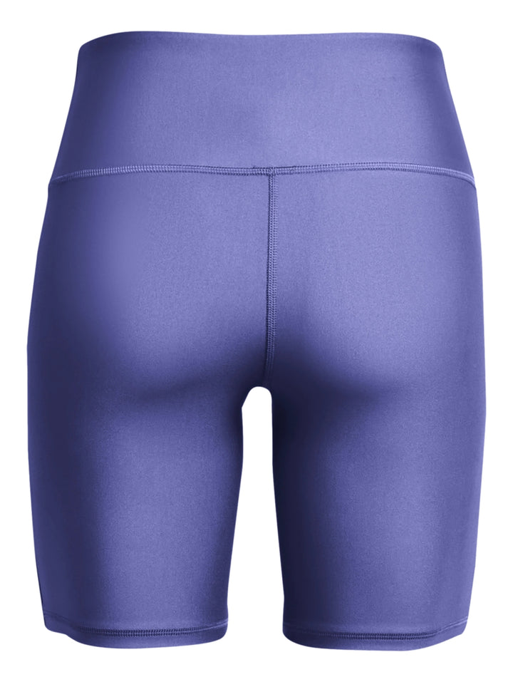 Mujer vistiendo mallas deportivas cortas Under Armour en color morado brillante con cintura alta.